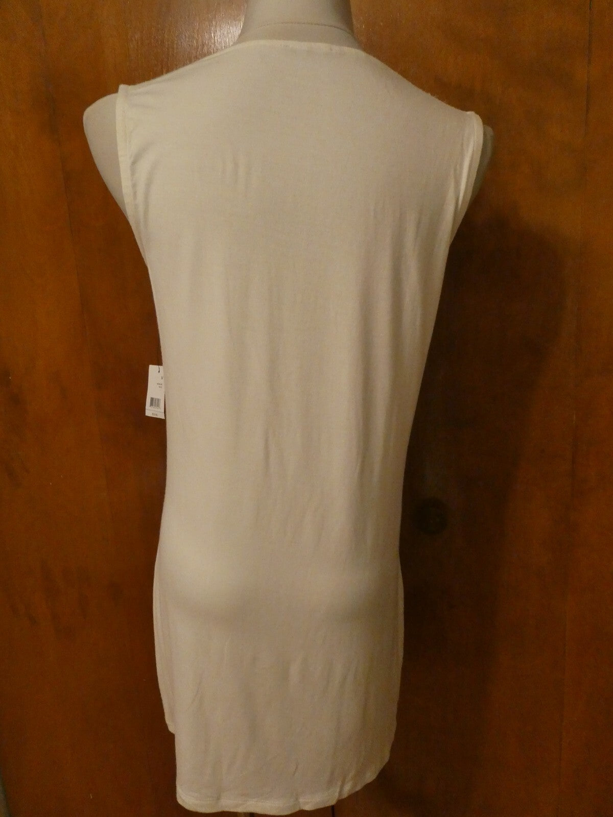 Tahari women's white sleeveless decorated top size Medium