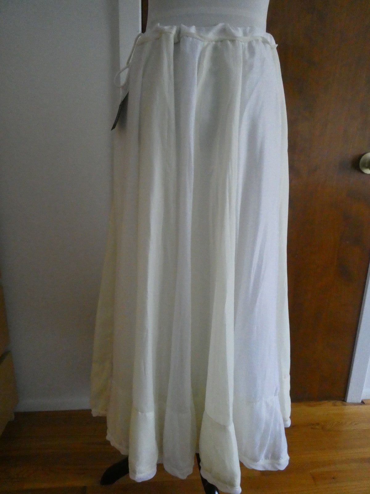 Mix Nouveau Women’s Long Lined Skirt Vanilla Size Medium NWT Style #24712