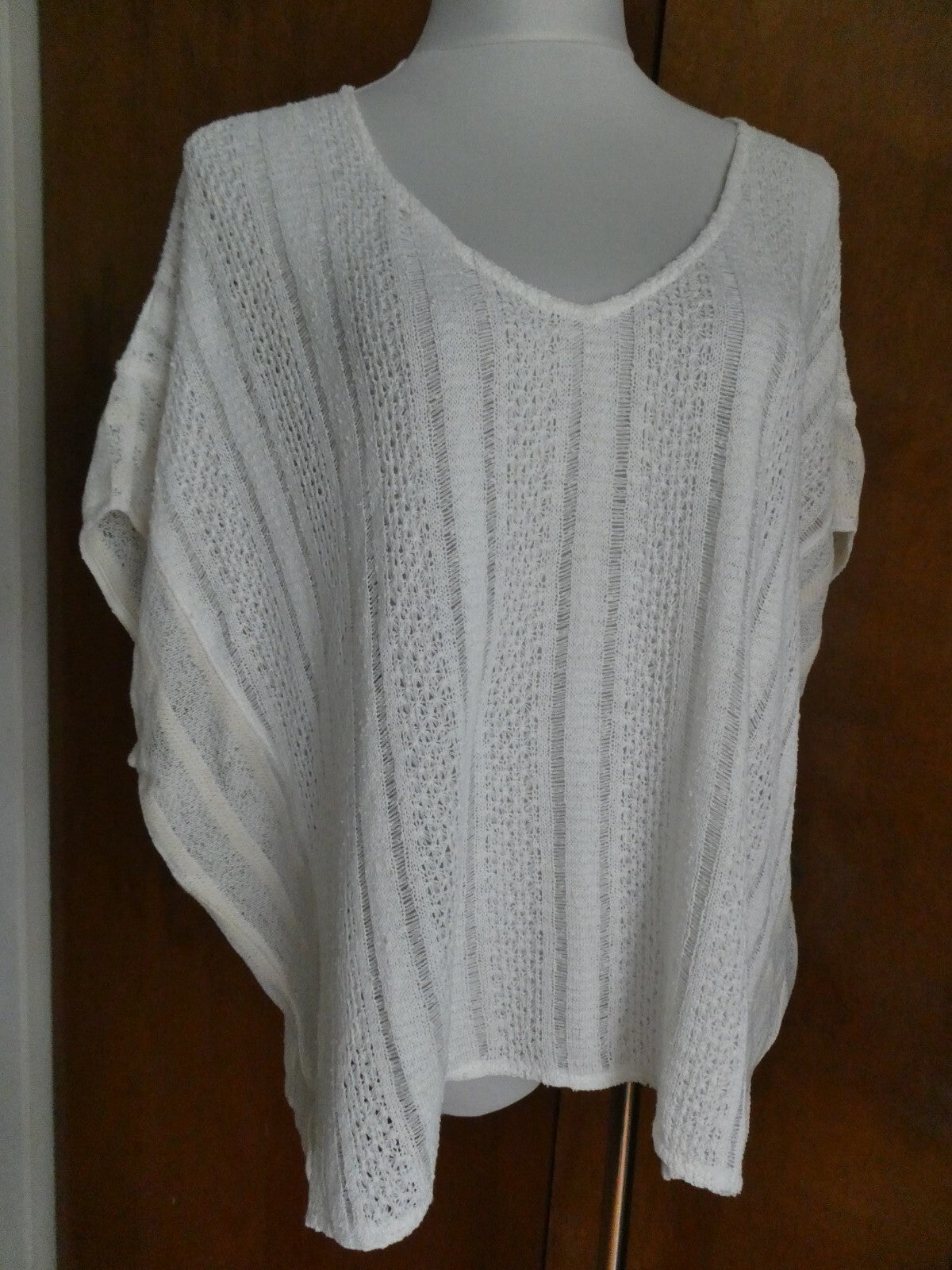 Sanctuary women’s white crochet dolman sleeves top Medium 