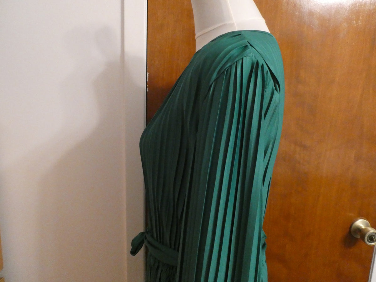 Olivia & Mckaylie Women Green Pleated Dress Long Sleeve Gold Tone Detail Large