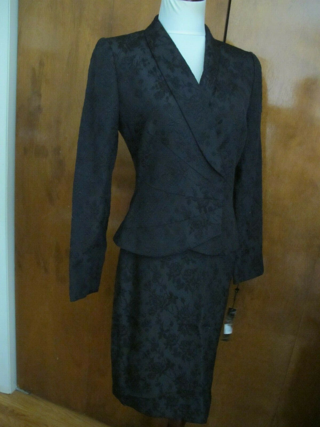 Tahari  Artur S. Levin LUXE Women’s Black Skirt Suit Size 4