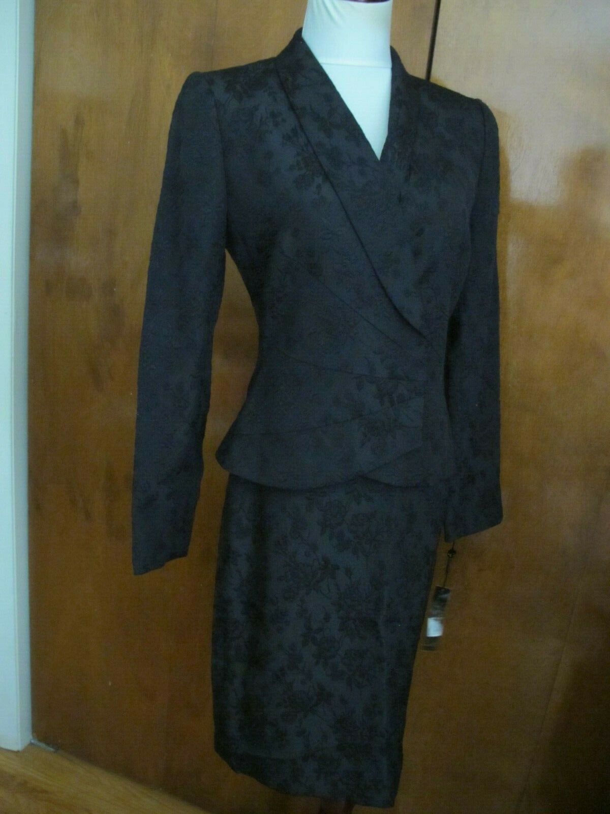 Tahari  Artur S. Levin LUXE Women’s Black Skirt Suit Size 4