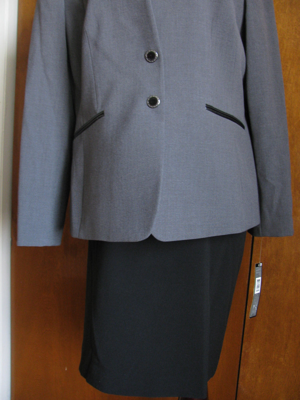 Tahari Asl Women's Gray With Black Insert Faux Leather Collar Skirt Suit 16P New