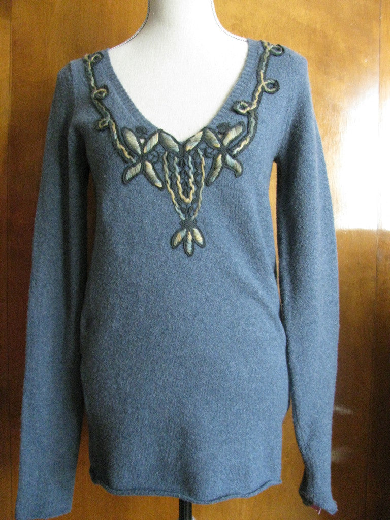 We The Free  women's navy embroidered v-neck sweater Size Large NEW