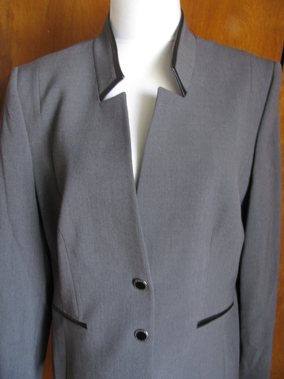 Tahari Asl Women's Gray With Black Insert Faux Leather Collar Skirt Suit 16P New