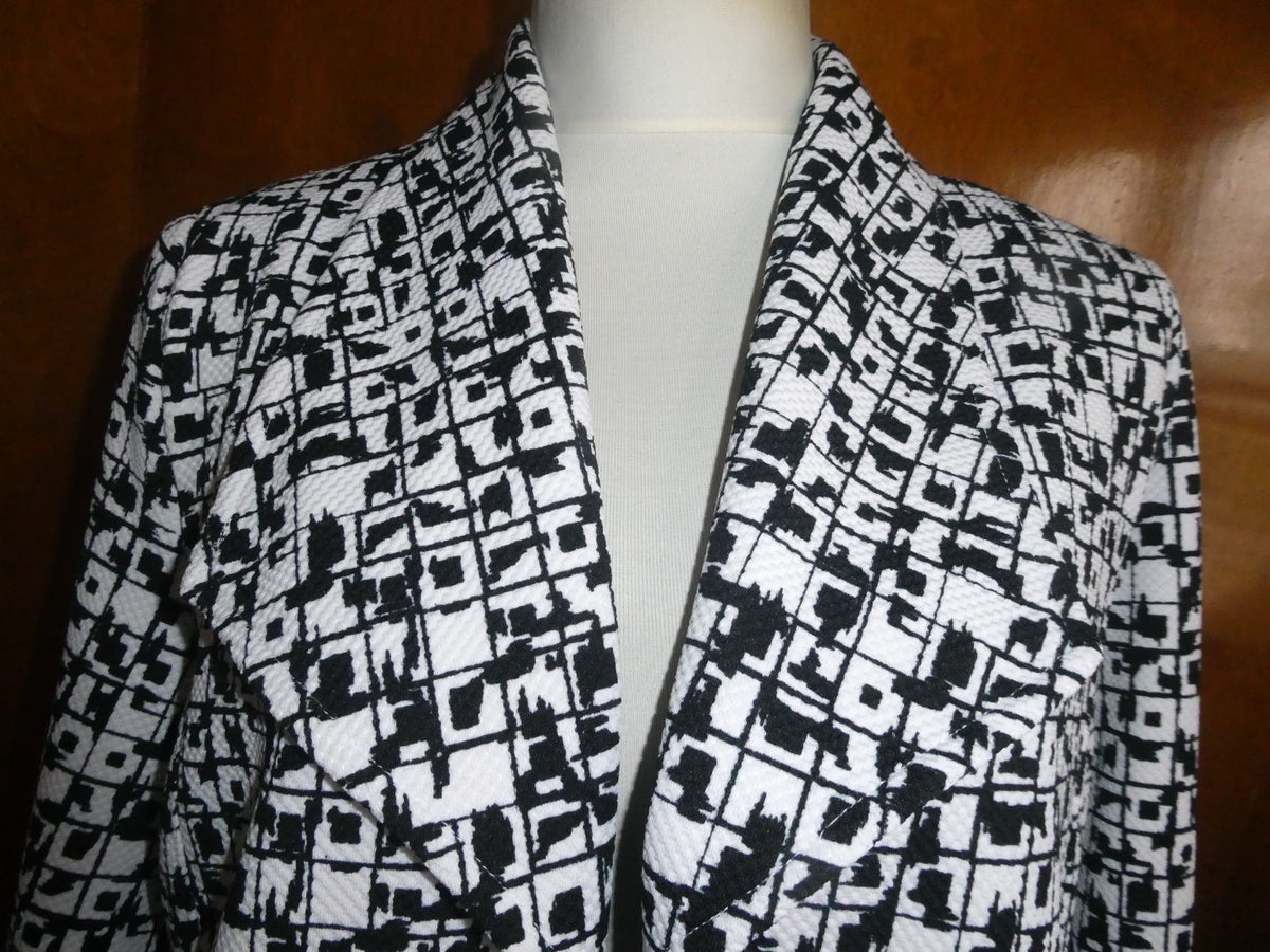 Chico's women's white /back gorgeous open front blazer size 1 (US Medium)