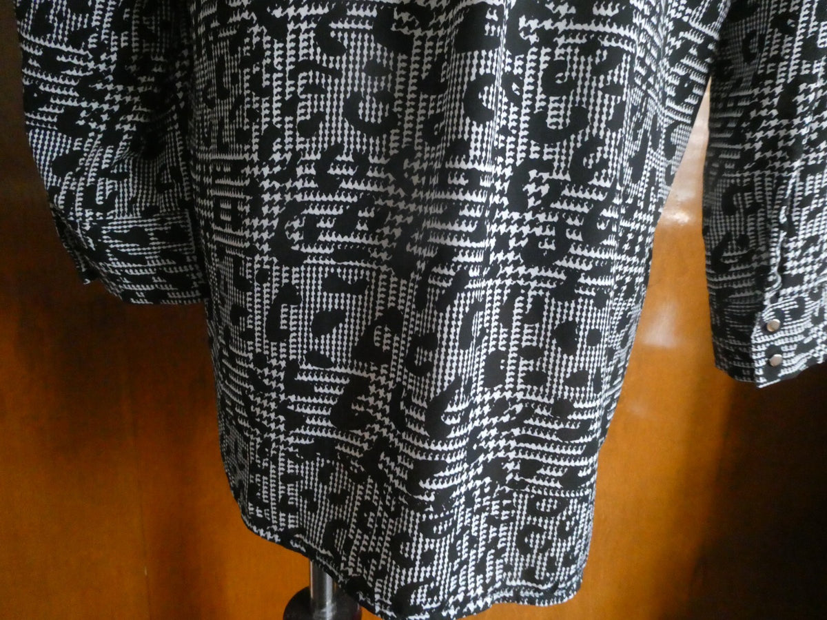 Jaclyn Smith Women Black/White Roll-Tab Long Sleeve Button Down Blouse Top Large