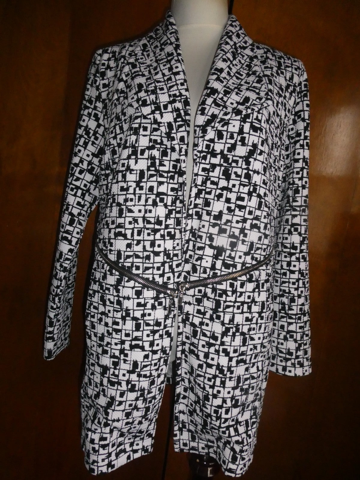 Chico's women's white /back gorgeous open front blazer size 1 (US Medium)